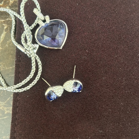 Swarovski crystal necklace and earrings. Purple center crystal. - Picture 2 of 8